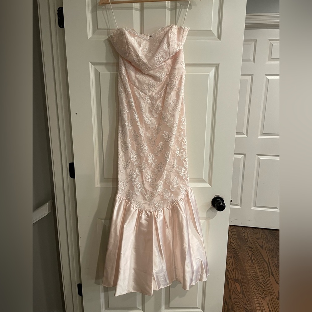 vintage 1980s Pink & White strapless lace prom dress. Fits like XXS or 00.